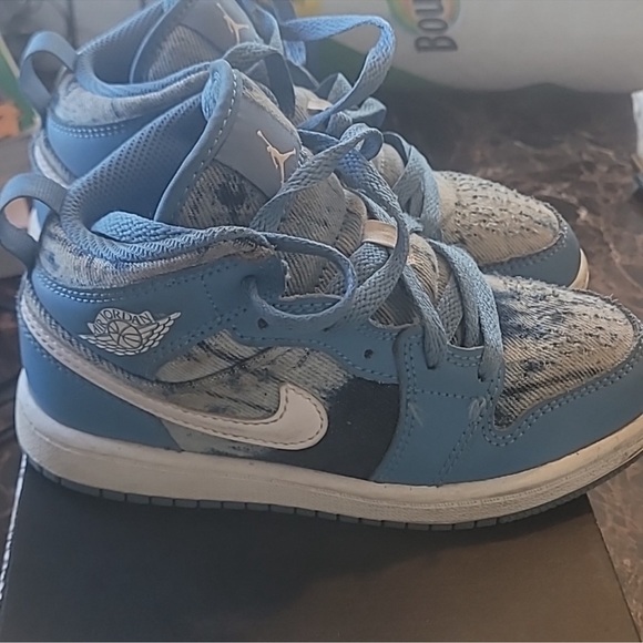 Nike Kids Sneakers in Blue and White - Picture 2 of 3